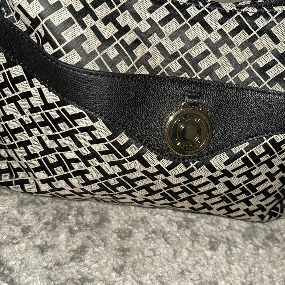 Tommy Hilfiger Logo Black Leather Bag w/deep front outer pocket